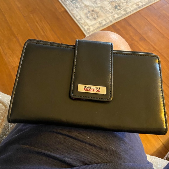 Kenneth Cole Reaction Black Faux Leather Accessory - Picture 1 of 12
